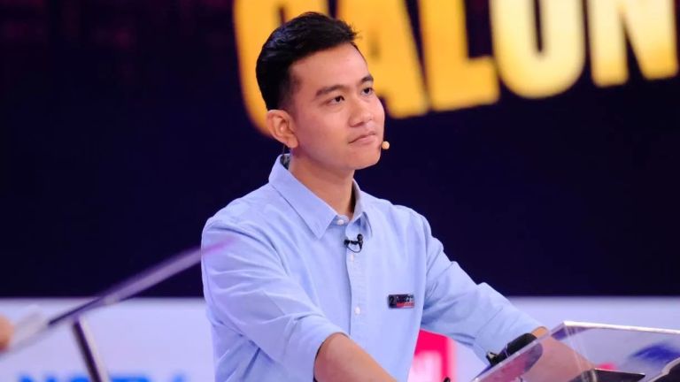 Gibran Jadi Plt Presiden: Pimpin Rakor & Buka Lapor Mas Wapres